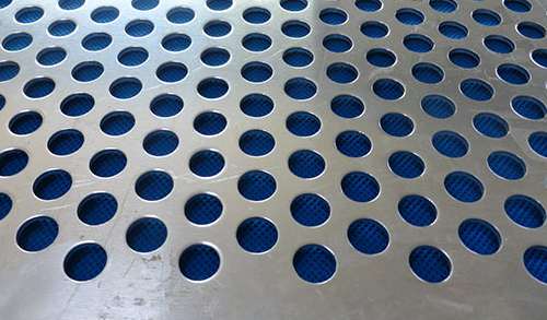 圓孔(kong)沖孔網(wang)的度如(ru)何保證(zhèng)