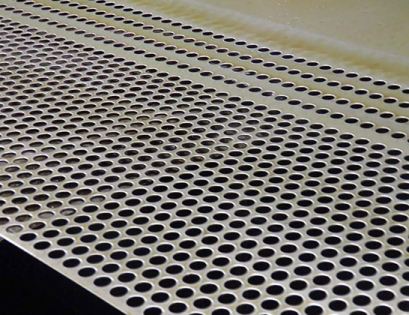 沖孔網在柴(chai)油機散熱器(qì)上的應用