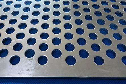 不(bú)鏽鋼沖孔網(wang)在化工業的(de)重要性