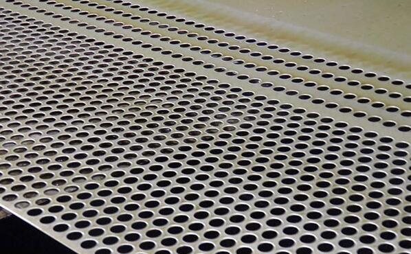 鋼闆(pǎn)沖孔網在(zai)沖孔的時(shi)候要注意(yi)的問題