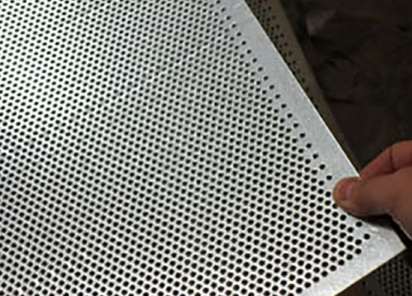 不鏽鋼(gāng)沖孔網在(zai)篩分中的(de)作用