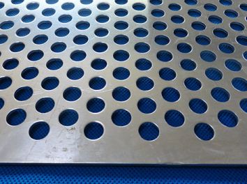 如何做好沖孔(kǒng)網表面拉絲處(chù)理