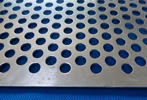 防止不(bú)鏽鋼沖(chòng)孔網制(zhì)品拉伸(shen)開裂的(de)方法