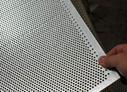 不鏽鋼(gāng)沖孔網在拉(la)伸時有哪些(xie)保護措施