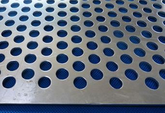 如何保證不(bú)鏽鋼沖孔網(wǎng)的平整度